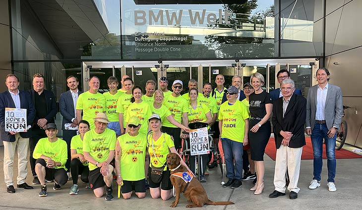 Bürgermeisterin Kathrin Habenschaden mit Läufern der Läufergruppe des Vereins Achilles International Germany vor der BMW Welt (ªFoto:Martin Schmitz)